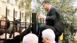CHP'li Veli Ağbaba sivri demirlere takıldı