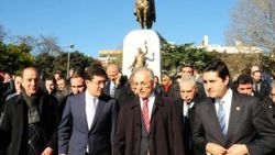 CHP'li başkanlar kameralar önünde tokalaştı