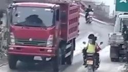 Çin'de inanılmaz motor kazası İZLE