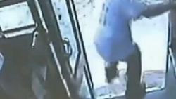Çin'de hareket halindeki otobüsten inen adam öldü