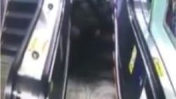 Yaşlı adamın yürüyen merdivende yaşadığı ölüm tehlikesi