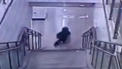Çinli kadının merdivenle imtihanı İZLE