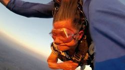 Çinli kadın 81 yaşında skydiving yaptı