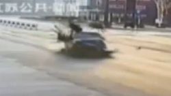Çin'de kırmızı ışıkta geçen minibüs motosiklete çarptı