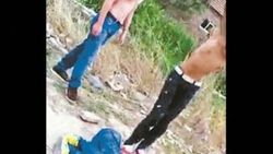 Çinli çocuğu taşlarla bayıltana kadar dövdüler İZLE