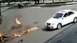 Çin'de otomobilin çarptığı motosiklet alev aldı İZLE