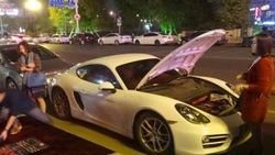 Çinli genç Porsche'sine benzin almak için kıyafetlerini sattı