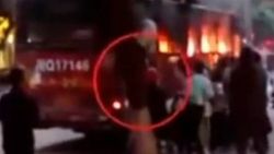 Çin'de alev alan otobüsten yolcular son anda kurtuldu İZLE
