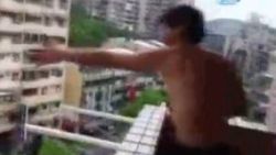 Çin'de evinin balkonundan balık tutan adam
