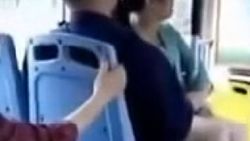Çinli kadın otobüste yer vermeyen adamın kucağına oturdu