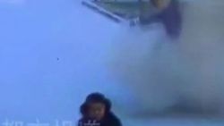 Çin'de sokak ortasındaki kanalizasyon bomba gibi patladı