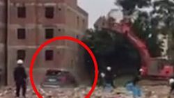 Ciple yıkıma direnen adam yıkım aracıyla durduruldu