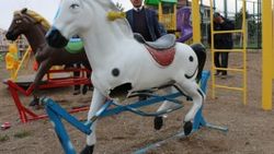 Çocuk parkı ve halı sahayı kırıp döktüler