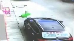 Çocuğun 3. kattan düştüğünü kameradan öğrendiler