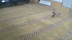 Yaramaz çocuk namaz kılan yaşlı adamın taburesini çekti