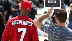 Eski NFL oyuncusu Kaepernick'e destek eylemi