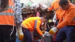 Yalnız yaşayan kadının evinden 3 kamyon çöp çıktı