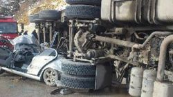 Çorum'da TIR otomobilin üzerine devrildi