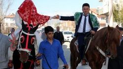 Çorum'da jokey damat gelini atla götürdü