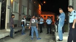 Babasının boğazını satırla kesti