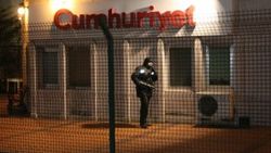 Cumhuriyet gazetesi binasına Charlie pankartı bırakıldı