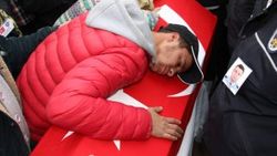 Şehit ağabeyini kepiyle uğurladı