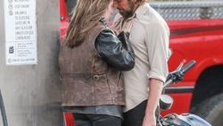Lady Gaga Bradley Cooper'la öpüştü