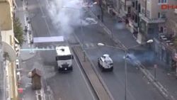 Diyarbakır'da yol kapatmak isteyen gruba polis müdahalesi