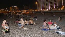 Antalya'da yüksek nemden bunalanlar sahilde sabahladı