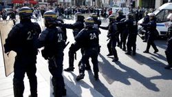 Fransız polisi annenin bebeğini emzirmesine izin vermedi
