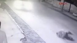 Minibüsün yayaya çarptığı an kamerada