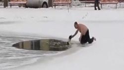 Köpeği buz dolu göletten kurtaran adam