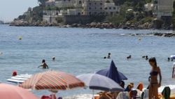 Fransa'da tatil yapan Suudi Kral plajı kapattırdı
