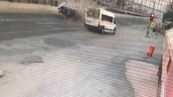 Kırmızı ışıkta duramayan servis minibüsü kamyonete çarptı