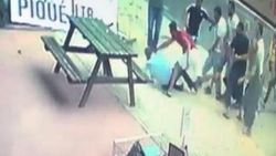 Ses yaptıkları için uyardığı grubun saldırısına uğradı