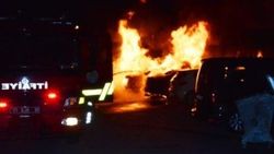 Şizofren genç, komşularının otomobillerini kundakladı