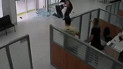 Güvenlik görevlisi soygunculara ateş etti