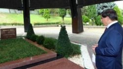 Başbakan Davutoğlu'ndan 3 kabre ziyaret