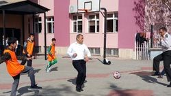 Tunceli Valisi Sonel, öğrencilerle futbol maçı yaptı