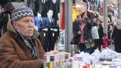 60 yıldır gözleri görmeden esnaflık yapıyor
