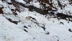 Askerlerin bulunduğu otomobil şarampole yuvarlandı