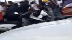 Taksim'de taksicilerle motorlu kuryenin kavgası