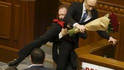Ukrayna Başbakanı'nı kucaklayıp kürsüden indirdiler