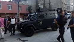 Cezaevi firarisini yakalamak isteyen polise taşlı saldırı