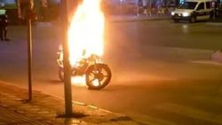 Samsun'da polise kızan adam motosikletini yaktı