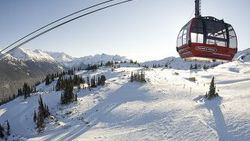 Snowboardcu çığın altında kalmaktan son anda kurtuldu