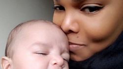 Janet Jackson oğluyla poz verdi