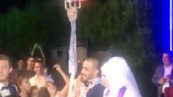 Sıraya girmek istemedi, geline takıyı drone ile taktı