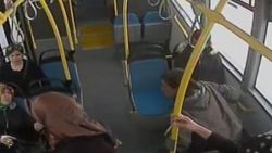 Fenalaşan yolcuyu hastaneye kadın şoför yetiştirdi