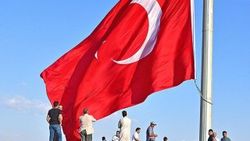 Suriye sınırına dev Türk bayrağı